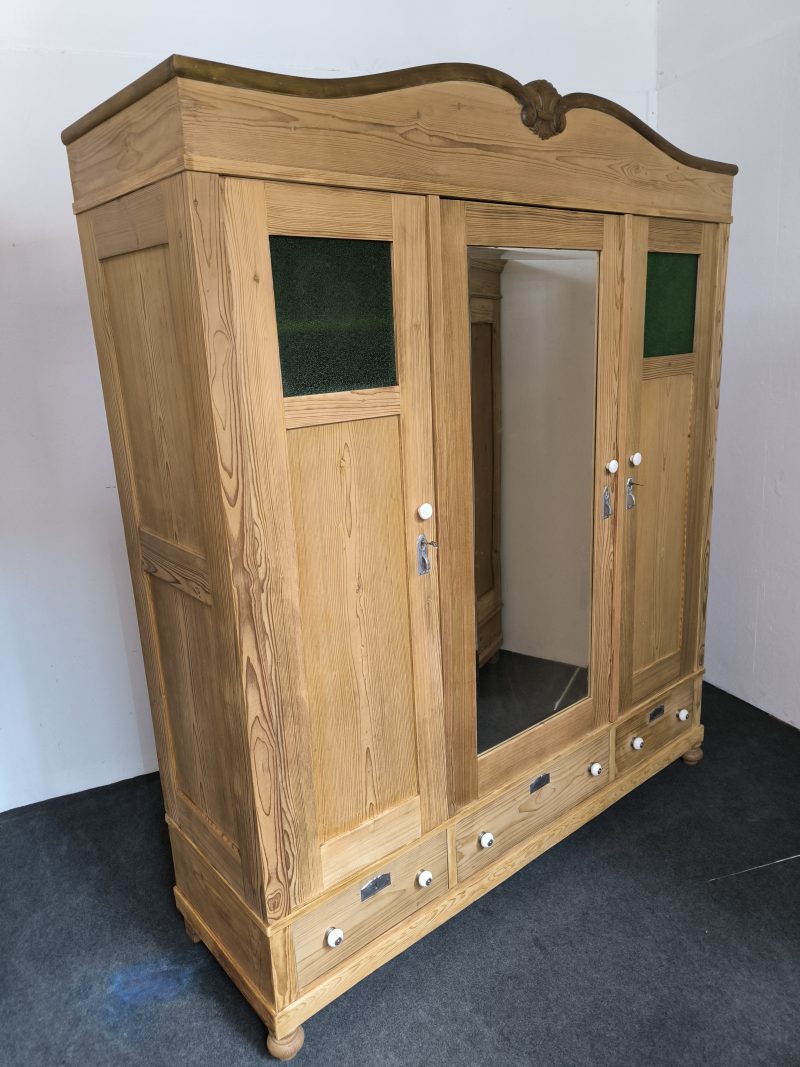 Jugendstil Dreitürer mit Grünglas und Schnitzereien