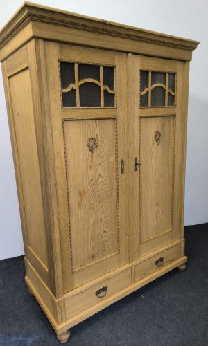 Jugendstil Schrank mit Glaseinlagen und Schnitzereien