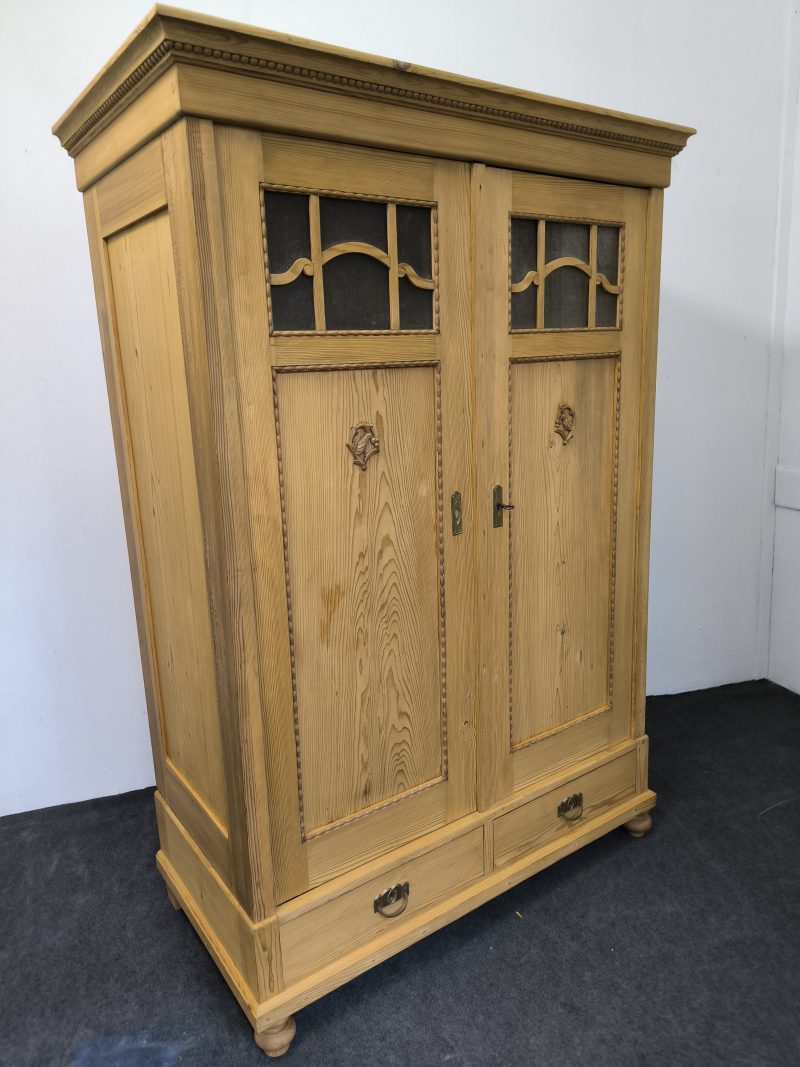 Jugendstil Schrank mit Glaseinlagen und Schnitzereien