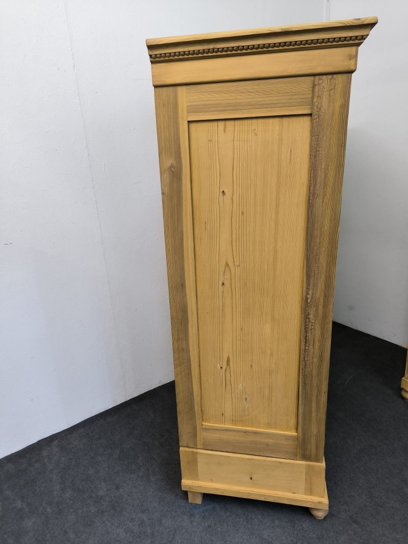 Jugendstil Schrank mit Glaseinlagen und Schnitzereien – Bild 4