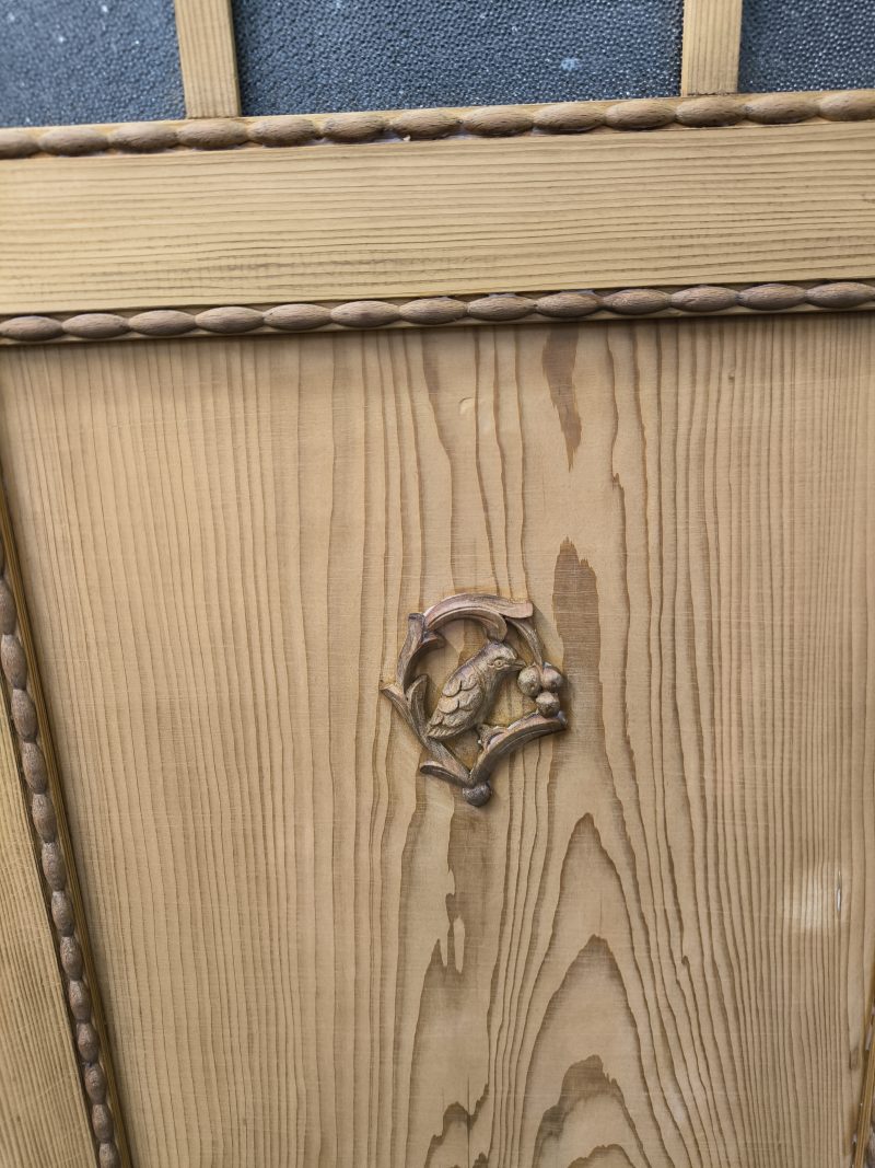 Jugendstil Schrank mit Glaseinlagen und Schnitzereien – Bild 6