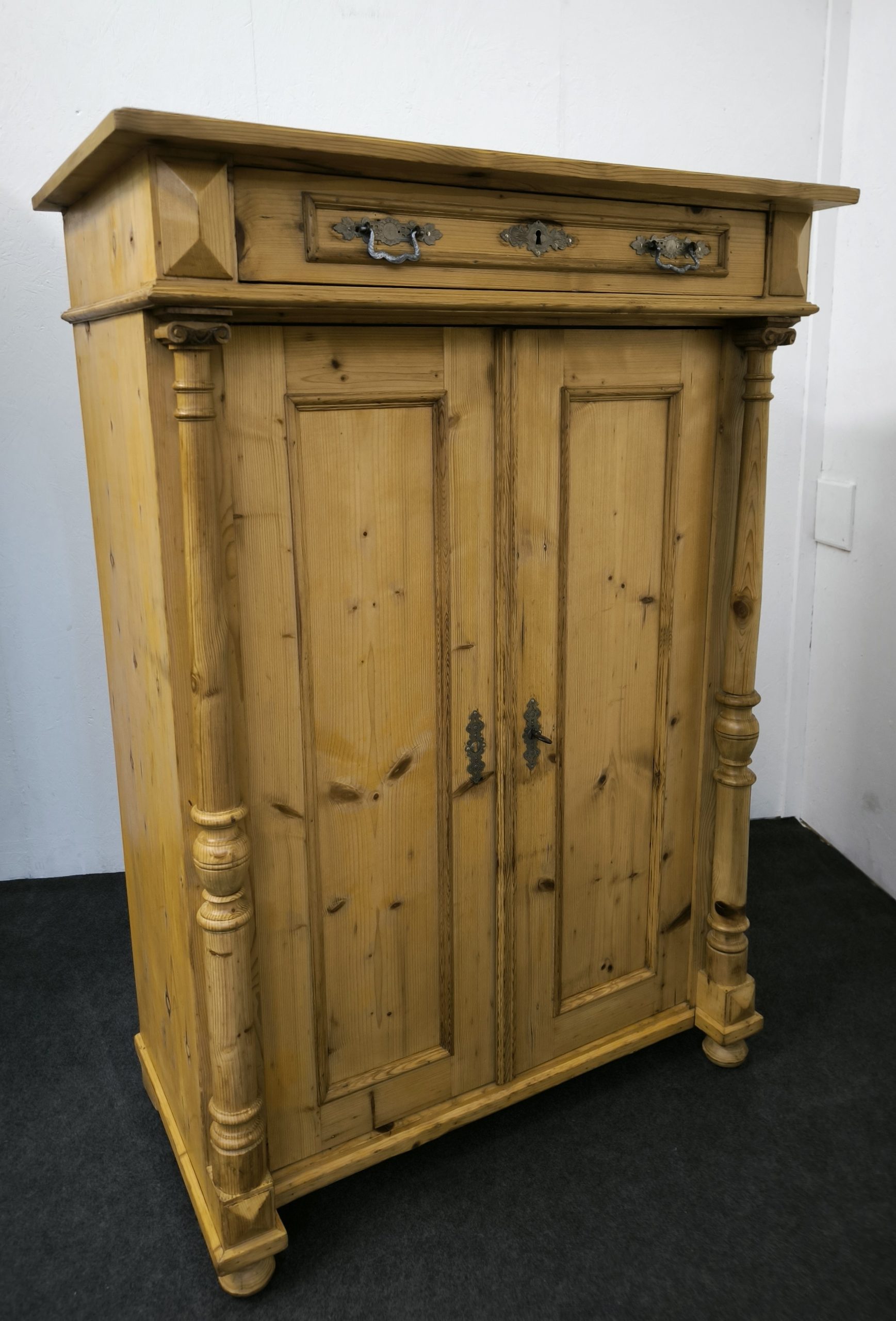 Gründerzeit Vollsäulen Vertiko mit Kapitellen